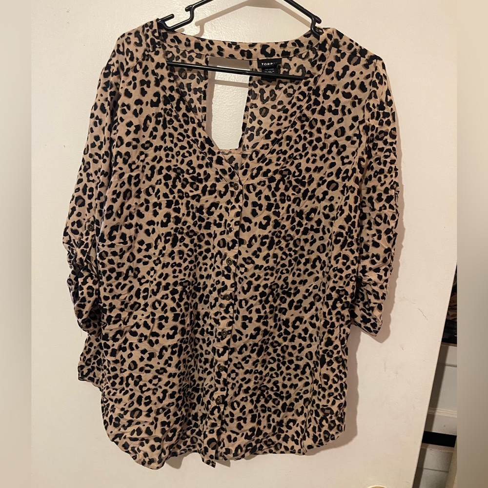Torrid cheetah print blouse size 3